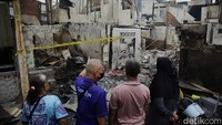 Garis polisi terpasang pada salah satu rumah yang diduga menjadi asal api di Kelurahan Tangki, Taman Sari, Jakarta Barat, Senin (29/9/2025).