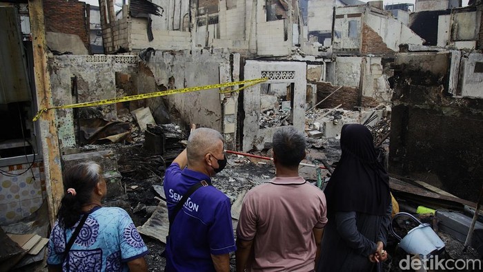 Kebakaran hebat melanda kawasan padat penduduk di Gang Langgar I, Kelurahan Tangki, Taman Sari, Jakarta Barat, Minggu (28/9/2025) pagi. Api yang mulai berkobar sekitar pukul 10.00 WIB dengan cepat membakar permukiman warga hingga meluas ke area sekitar 10.000 meter persegi.
