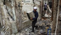 Rumah-rumah warga yang sebagian besar terbuat dari bahan mudah terbakar habis dilalap api, menyisakan puing dan arang.