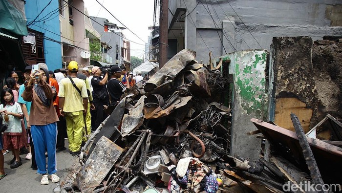 Permukiman Taman Sari Hangus Terbakar, Ratusan KK Kehilangan Rumah Kebakaran hebat melanda kawasan padat penduduk di Gang Langgar I, Kelurahan Tangki, Taman Sari, Jakarta Barat, Minggu (28/9/2025) pagi. Api yang mulai berkobar sekitar pukul 10.00 WIB dengan cepat membakar permukiman warga hingga meluas ke area sekitar 10.000 meter persegi.