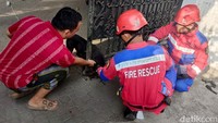 Dalam proses evakuasi anjing peliharaan milik warga tersebut, petugas Damkar Kota Surabaya membutuhkan waktu sekitar 10 menit.