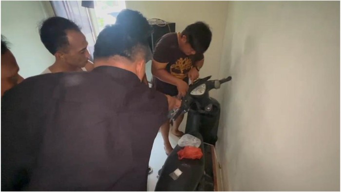 Petugas kepolisian saat menggerebek rumah tempat kelompok scammer di Deli Serdang, Sumut. (dok. Polrestabes Medan)