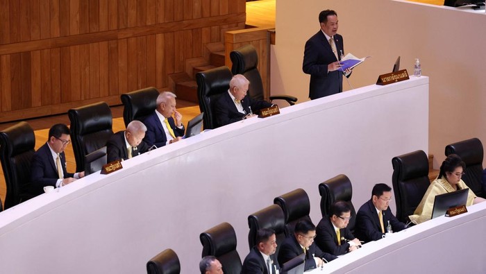 Perdana Menteri Thailand Anutin Charnvirakul menyampaikan pernyataan kebijakan perdana pemerintahannya di hadapan parlemen, Senin (29/9/2025). Pidato ini menjadi momen penting bagi Anutin sejak resmi dilantik sebagai perdana menteri, sekaligus mempertegas arah kebijakan baru yang akan ditempuh kabinetnya. REUTERS/Chalinee Thirasupa