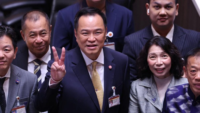 Perdana Menteri Thailand Anutin Charnvirakul menyampaikan pernyataan kebijakan perdana pemerintahannya di hadapan parlemen, Senin (29/9/2025). Pidato ini menjadi momen penting bagi Anutin sejak resmi dilantik sebagai perdana menteri, sekaligus mempertegas arah kebijakan baru yang akan ditempuh kabinetnya. REUTERS/Chalinee Thirasupa