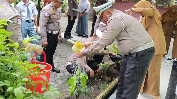 Polantas Polda Riau turun ke SMAN 2 Pekanbaru mengajak pelajar menjadi pelopor keselamatan lalu lintas dan peduli lingkungan, Senin (29/9/2025).