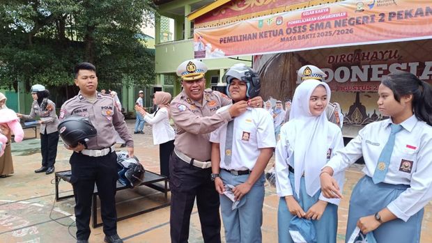 Polantas Polda Riau turun ke SMAN 2 Pekanbaru mengajak pelajar menjadi pelopor keselamatan lalu lintas dan peduli lingkungan, Senin (29/9/2025).