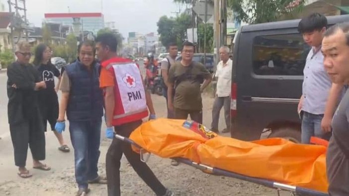 Polisi dan PMI mengevakuasi jasad Affendi Agustin yang ditemukan tewas di dalam mobil