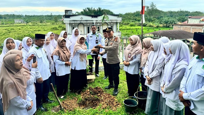 Polisi di Kuansing menjadi pembina upacara memberikan pesan jaga lingkungan, Senin (29/9/2025).