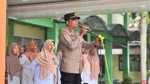 Polisi di Kuansing menjadi pembina upacara memberikan pesan jaga lingkungan, Senin (29/9/2025).