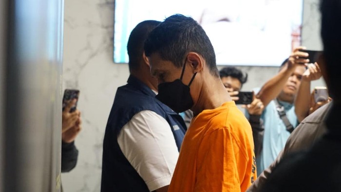 Polisi mengungkap siasat pria berinisial M (51) yang dikenal sebagai ustaz memperkosa dan mencabuli anak angkat dan keponakannya di Kabupaten Bekasi. (dok Istimewa)