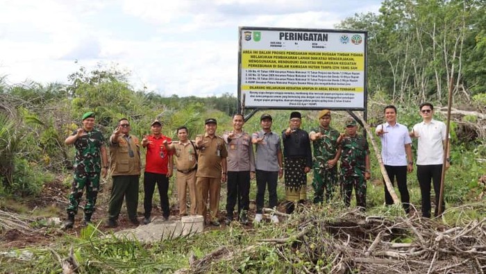 Polres dan Forkopimda Dumai pasang pelang peringatan di lahan eks karhutla sebagai komitmen menjaga hutan, Senin (29/9/2025).