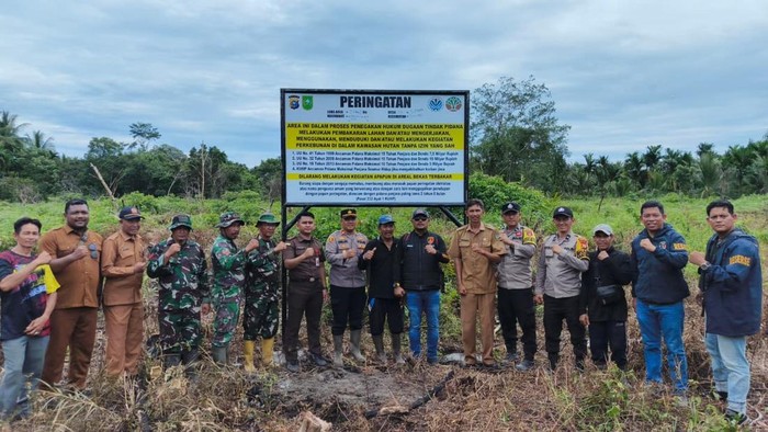 Polres Inhil memasang plang peringatan di lahan bekas karhutla, Senin (29/9/2025).