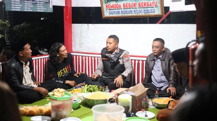 Kapolres Kediri AKBP Bramastyo Priaji meninjau poskamling warga