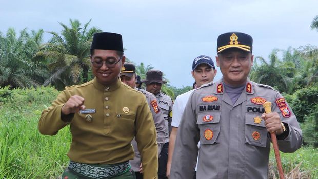 Polres Rohil memasang pelang peringatan aktivitas di lahan bekas kebakaran hutan dan lahan (karhutla) di Jalan Parit Atmo, Kepulauan Bagan Punak Meranti, Kecamatan Bangko, Senin (29/9/2025).