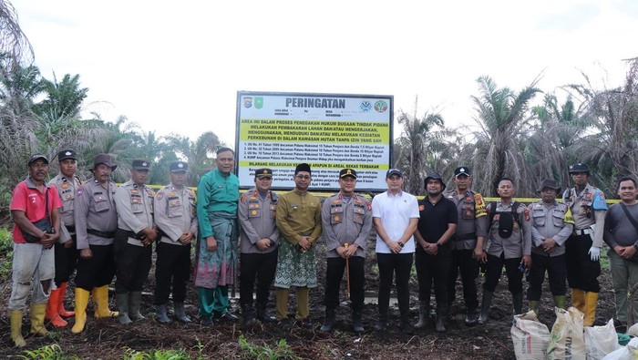 Polres Rohil memasang pelang peringatan aktivitas di lahan bekas kebakaran hutan dan lahan (karhutla) di Jalan Parit Atmo, Kepulauan Bagan Punak Meranti, Kecamatan Bangko, Senin (29/9/2025).