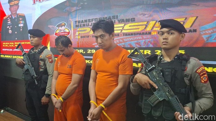 Polresta Bogor Kota menangkap dua pelaku begal mengaku-ngaku polisi bernama Ade Kusnandar (37) dan Willian Adidya (37). Ini tampang kedua tersangka. (M Sholihin/detikcom)