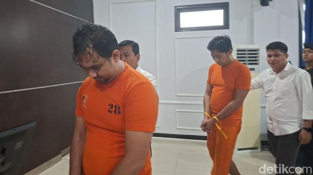 Polresta Bogor Kota menangkap dua pelaku begal mengaku-ngaku polisi bernama Ade Kusnandar (37) dan Willian Adidya (37). Ini tampang kedua tersangka. (M Sholihin/detikcom)