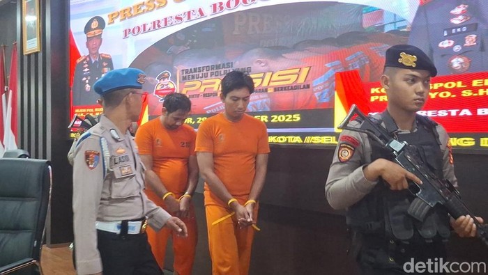 Polresta Bogor Kota menangkap dua pelaku begal mengaku-ngaku polisi bernama Ade Kusnandar (37) dan Willian Adidya (37). Ini tampang kedua tersangka. (M Sholihin/detikcom)