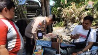 Ia berkeliling kampung menggunakan sepeda angin sambil membawa kopi gratis untuk warga. Program ini dinamainya Kopling (Kopi Keliling).