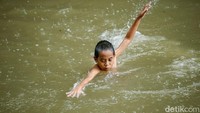 Hujan deras disertai petir dan angin kencang yang diprediksi Badan Meteorologi, Klimatologi, dan Geofisika (BMKG) tak menghalangi anak-anak bermain air di Kalimalang. BMKG mengatakan hujan disertai petir dan angin kencang berdurasi singkat pada skala lokal umumnya terjadi saat siang menjelang sore hingga malam. Adapun fenomena itu didahului udara hangat dan terik pada pagi hingga siang.