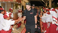 Pembalap Prima Pramac Yamaha MotoGP Jack Miller (tengah) saat tiba di Bandara Internasional Lombok, Praya, Lombok Tengah, NTB. Kedatangan pembalap MotoGP di Lombok disambut antusias, menandai dimulainya rangkaian jelang balapan bergengsi di Sirkuit Mandalika akhir pekan ini. Foto: ANTARA FOTO/Ahmad Subaidi