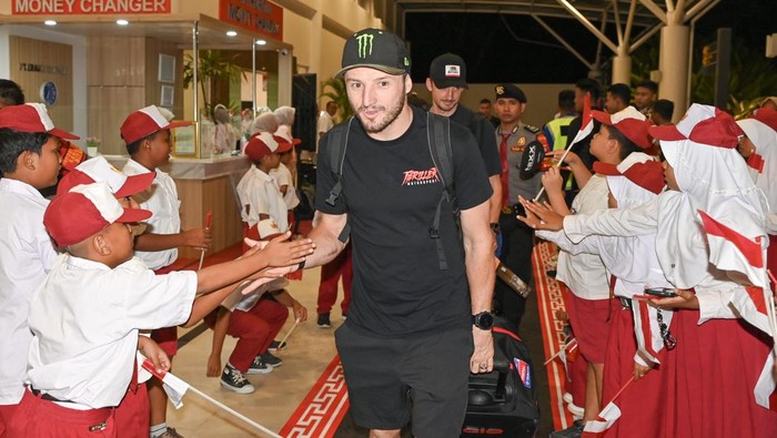 Pembalap Prima Pramac Yamaha MotoGP Jack Miller (tengah) saat tiba di Bandara Internasional Lombok, Praya, Lombok Tengah, NTB, Senin (29/9/2025). Sebanyak 7 pembalap MotoGP yang akan berlaga pada seri balapan MotoGP Pertamina Grand Prix of Indonesia 2025 mulai berdatangan dimana para pembalap tersebut bertolak dari Jepang menuju Lombok usai menyelesaikan balapan di Sirkuit Motegi, Jepang pada Minggu, 28 September 2025. ANTARA FOTO/Ahmad Subaidi/nz