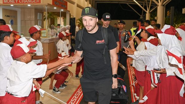 Potret Kedatangan Pembalap MotoGP di Bandara Lombok Jelang Seri Mandalika Pembalap Prima Pramac Yamaha MotoGP Jack Miller (tengah) saat tiba di Bandara Internasional Lombok, Praya, Lombok Tengah, NTB, Senin (29/9/2025). Sebanyak 7 pembalap MotoGP yang akan berlaga pada seri balapan MotoGP Pertamina Grand Prix of Indonesia 2025 mulai berdatangan dimana para pembalap tersebut bertolak dari Jepang menuju Lombok usai menyelesaikan balapan di Sirkuit Motegi, Jepang pada Minggu, 28 September 2025. ANTARA FOTO/Ahmad Subaidi/nz