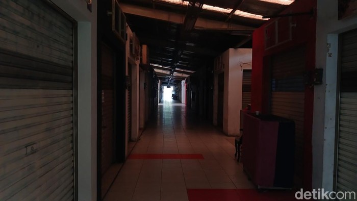 Potret Pasar Modern di Pamulang Tangsel, Banyak Kios-Los Kosong Salah satu pasar modern di Pamulang, Tangsel, masih berdiri hingga saat ini. Banyak kios dan los yang kosong.
