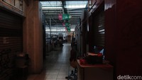 Kondisi pasar modern di Pamulang, Tangsel, tampak memprihatinkan. Pantauan hari Senin (29/9/2025), banyak kios dan los pedagang yang kosong.