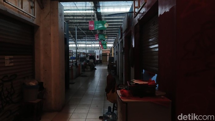 Potret Pasar Modern di Pamulang Tangsel, Banyak Kios-Los Kosong Salah satu pasar modern di Pamulang, Tangsel, masih berdiri hingga saat ini. Banyak kios dan los yang kosong.