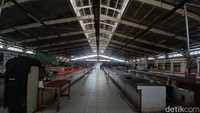 Aktivitas masih terlihat di sisi luar gedung pasar, terdapat beberapa usaha seperti coffee shop hingga tempat makan.