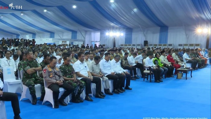 Prabowo hadiri serah terima 25 ribu rumah subsidi, di Cileungsi, Bogor, Senin (29/9)..