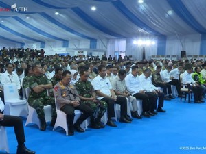 Video: Prabowo-Menteri Kabinet Hadiri Serah-Terima 26.000 Rumah Subsidi