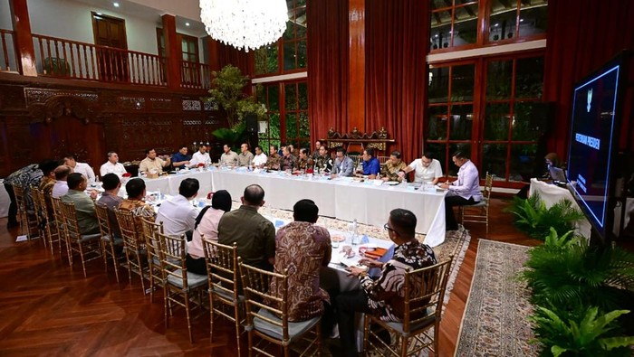 Presiden Prabowo kumpulkan sejumlah menteri untuk rapat di Kertanegaran Jakarta