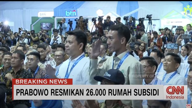 Presiden Prabowo Subianto memebri hormat kepada eks OB