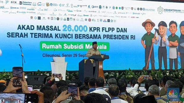 Presiden Prabowo Subianto menghadiri acara akad massal sebanyak 26.000 KPR dan serah terima kunci di Cileungsi, Kabupaten Bogor, Senin, (29/9/2025). (CNBC Indonesia/Emir Yanwardhana)