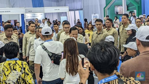 Presiden Prabowo Subianto menghadiri akad massal sekaligus serah terima 26.000 unit rumah dalam program Kredit Pemilikan Rumah Sejahtera Fasilitas Likuiditas Pembiayaan Perumahan (KPR FLPP) di Cileungsi, Kabupaten Bogor, Senin, (29/9/2025). (CNBC Indonesia/Emir Yanwardhana)