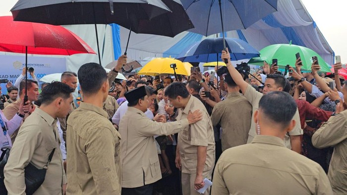 Presiden Prabowo Subianto menyapa langsung warga pemilik rumah subsidi di kawasan Cileungsi. (dok.istimewa)