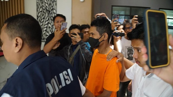 Pria berinisial M (51) yang dikenal sebagai ustaz mencabuli anak angkat dan keponakannya di Kabupaten Bekasi. M sudah melakukan aksi bejatnya itu sejak 2017. (dok Istimewa)