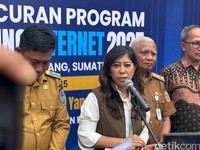 Menkomdigi Meutya Hafid meresmikan program Kampung Internet.