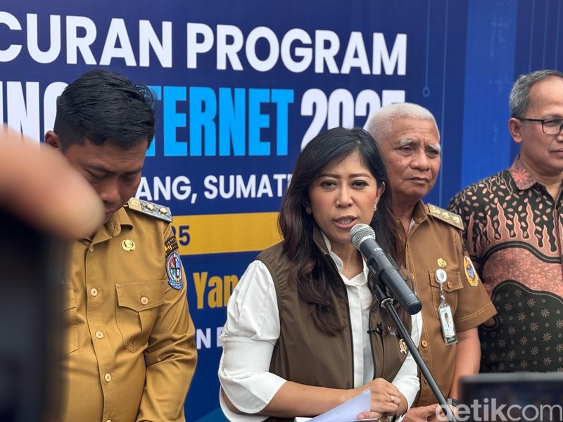 Menkomdigi Meutya Hafid meresmikan program Kampung Internet.