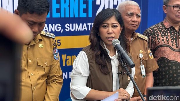 Menkomdigi Meutya Hafid meresmikan program Kampung Internet.