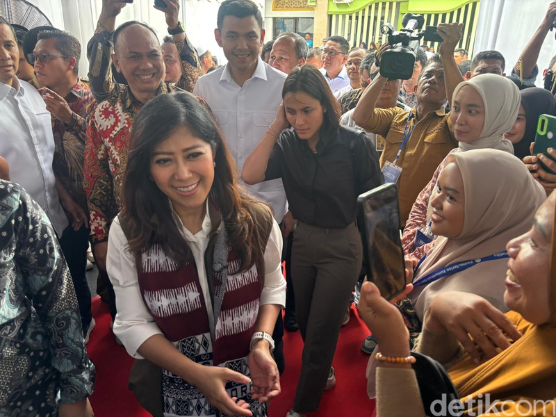 Menkomdigi Meutya Hafid meresmikan program Kampung Internet.