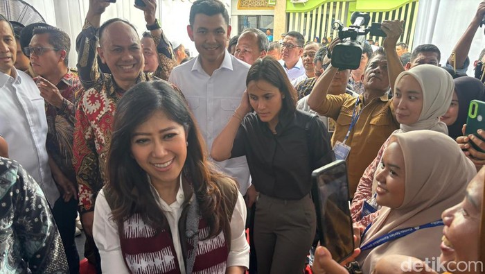 Menkomdigi Meutya Hafid meresmikan program Kampung Internet.