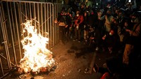 Api menyala di depan pembatas jalan saat demonstrasi yang digerakkan oleh kelompok pemuda yang menamakan diri Generasi Z untuk mengekspresikan ketidakpuasan atas rencana reformasi pensiun yang kontroversial, serta terhadap pemerintahan Presiden Peru Dina Boluarte, yang tingkat penerimaannya anjlok akibat skandal yang terus berlanjut dan meningkatnya kejahatan, di Lima, Peru, Minggu (28/9/2025). REUTERS/Sebastian Castaneda