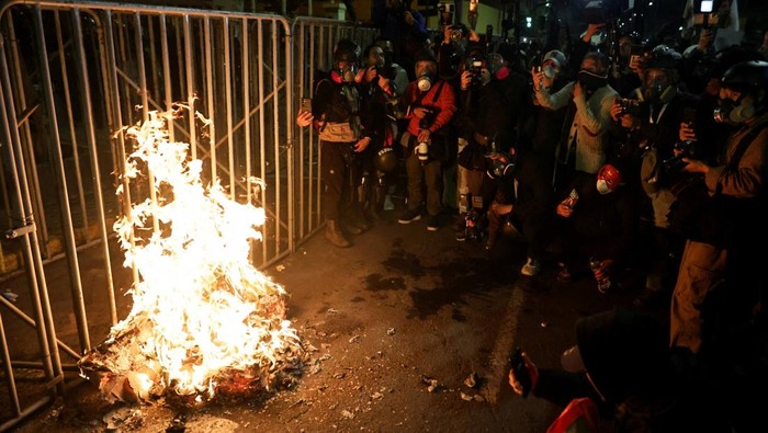 Aksi demonstrasi yang digerakkan oleh kelompok muda yang menamakan diri Generasi Z kembali mengguncang ibu kota Peru, Lima, pada Minggu (28/9/2025). REUTERS/Sebastian Castaneda