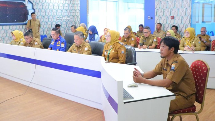 Wali Kota Palembang Ratu Dewa saat Rakornas yang dipimpin Menteri Dalam Negeri Tito Karnavian secara virtual