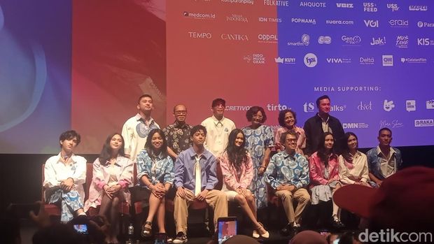 Cast dan kru film Rangga & Cinta dalam sesi konferensi pers di kawasan Kuningan, Jakarta Selatan, Senin (29/9/2025).