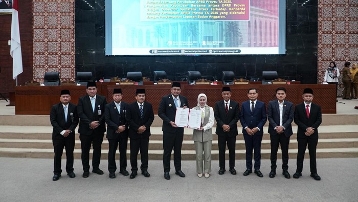 Gubsu Bobby Nasution bersama pimpinan DPRD Sumut usai pengesahan Ranperda P-APBD
