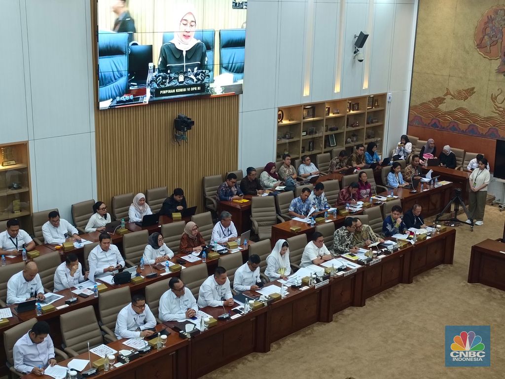 Rapat Kerja Komisi VI DPR RI bersama Kementerian Perdagangan (Kemendag) dan Kementerian Perindustrian (Kemenperin) di Kompleks Parlemen, Jakarta, Senin (29/9/2025). (CNBC Indonesia/Martyasri RIzky)